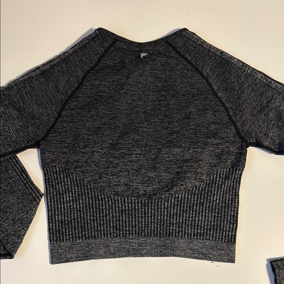 Fabletics Gray Ribbed Raglan Crop Top excercise - Picture 5 of 8